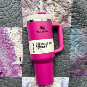 Stanley Quencher H2.0 Flowstate Fuschia 40oz Tumbler NWT! 🌺